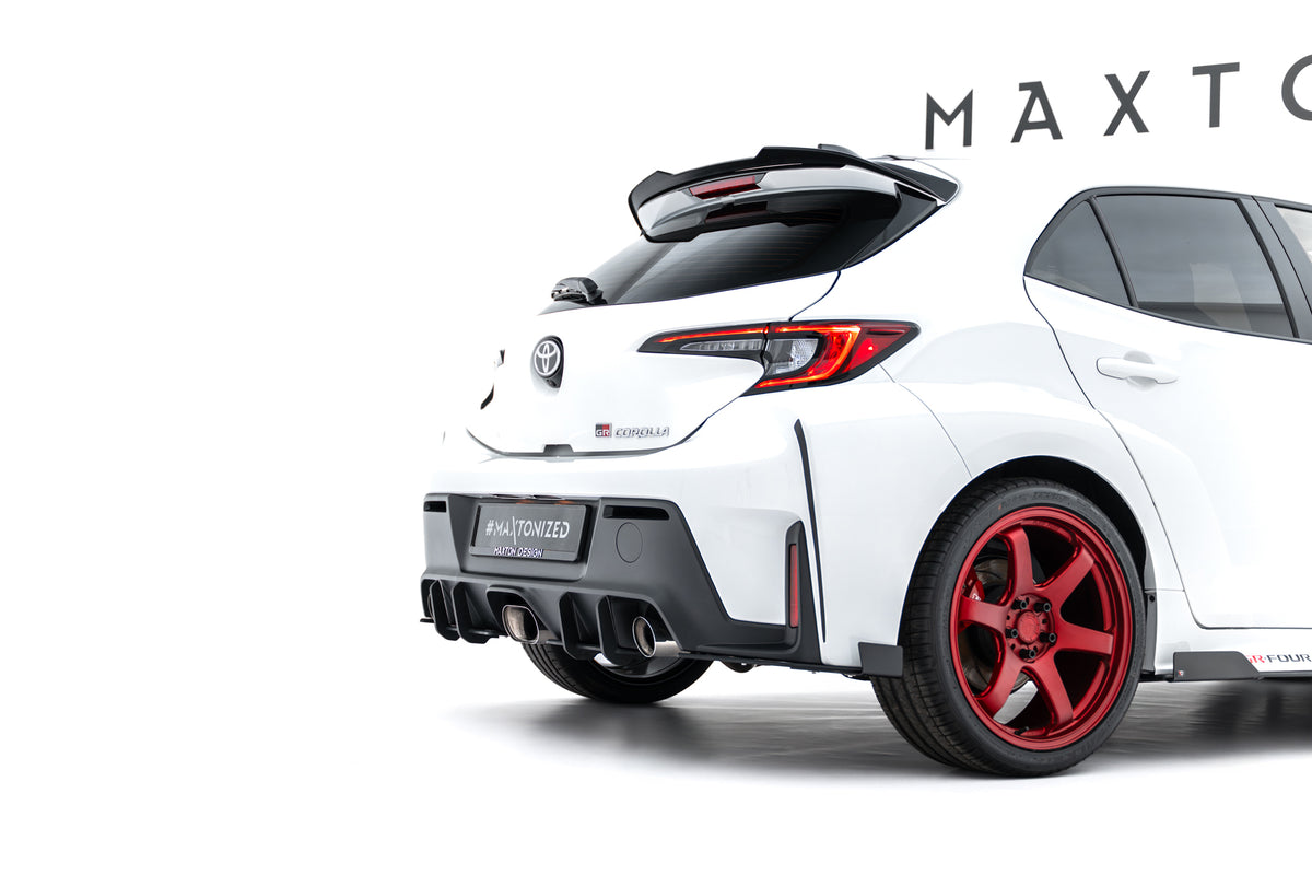 Sideflaps bak til Toyota GR Corolla MK12 fra Maxton Design, sett i skrå vinkel forfra
