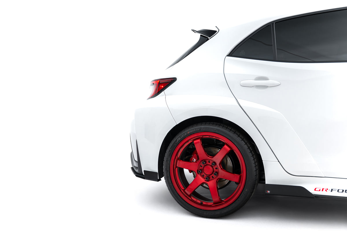 Bakre sideflap i matt svart for GR Corolla, nærbilde av kantfinish og overflate