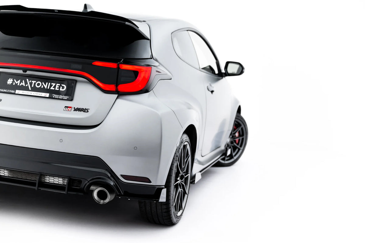 Nærbilde av kantfinish på sidesplittere bak til GR Yaris Mk4 Facelift