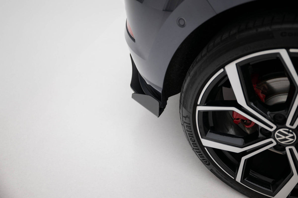 Sideflaps bak for VW Polo GTI MK6 Facelift i matt svart, sett forfra