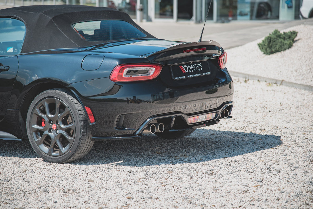 Sideflaps bak til Abarth 124 Spider i blank svart finish sett ovenfra