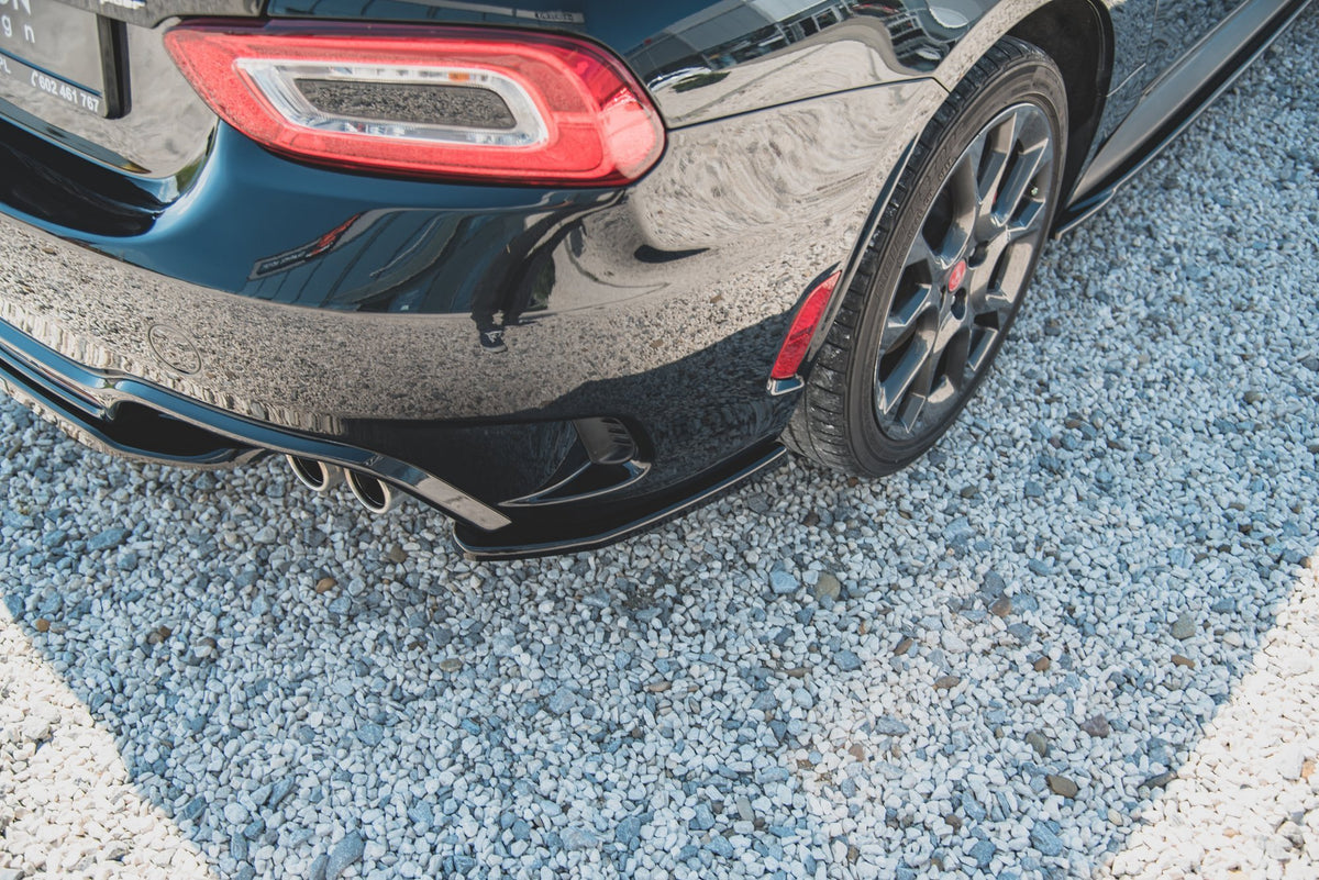 Bakre sidesplittere fra Maxton Design for Abarth 124 Spider i nærbilde