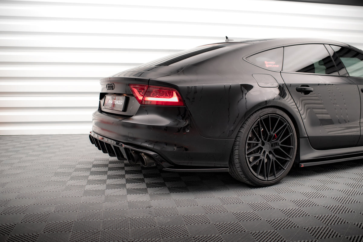 Sideflaps bak for Audi A7 S-Line C7 i sort finish med hvit stripe, sett ovenfra