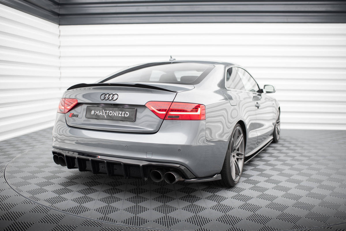 Sideflap-sett fra Maxton Design montert på Audi A5 S-Line Coupe 8T, skrå vinkel bakfra