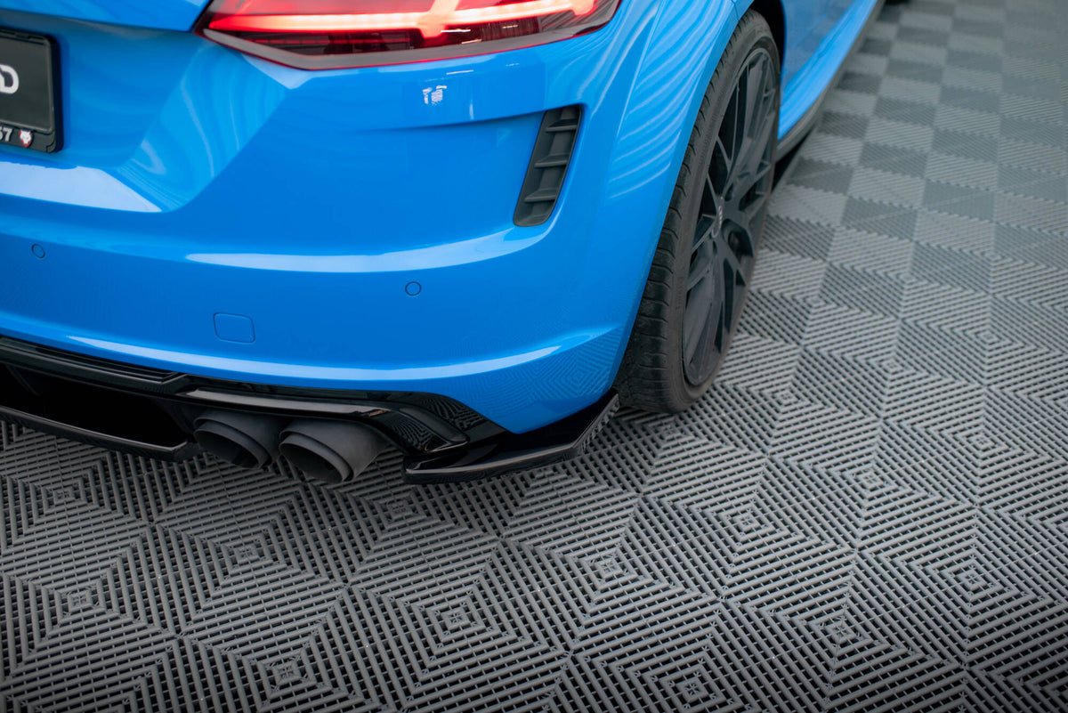 Bakre sideflaps for Audi TT S 8S Facelift i strukturert svart, sett ovenfra