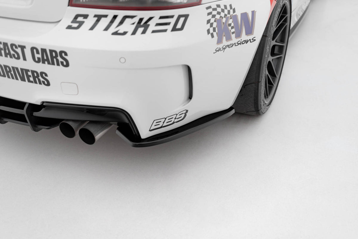 Bakre sidesplittere fra Maxton Design montert på BMW 1 M Coupe E82 sett bakfra
