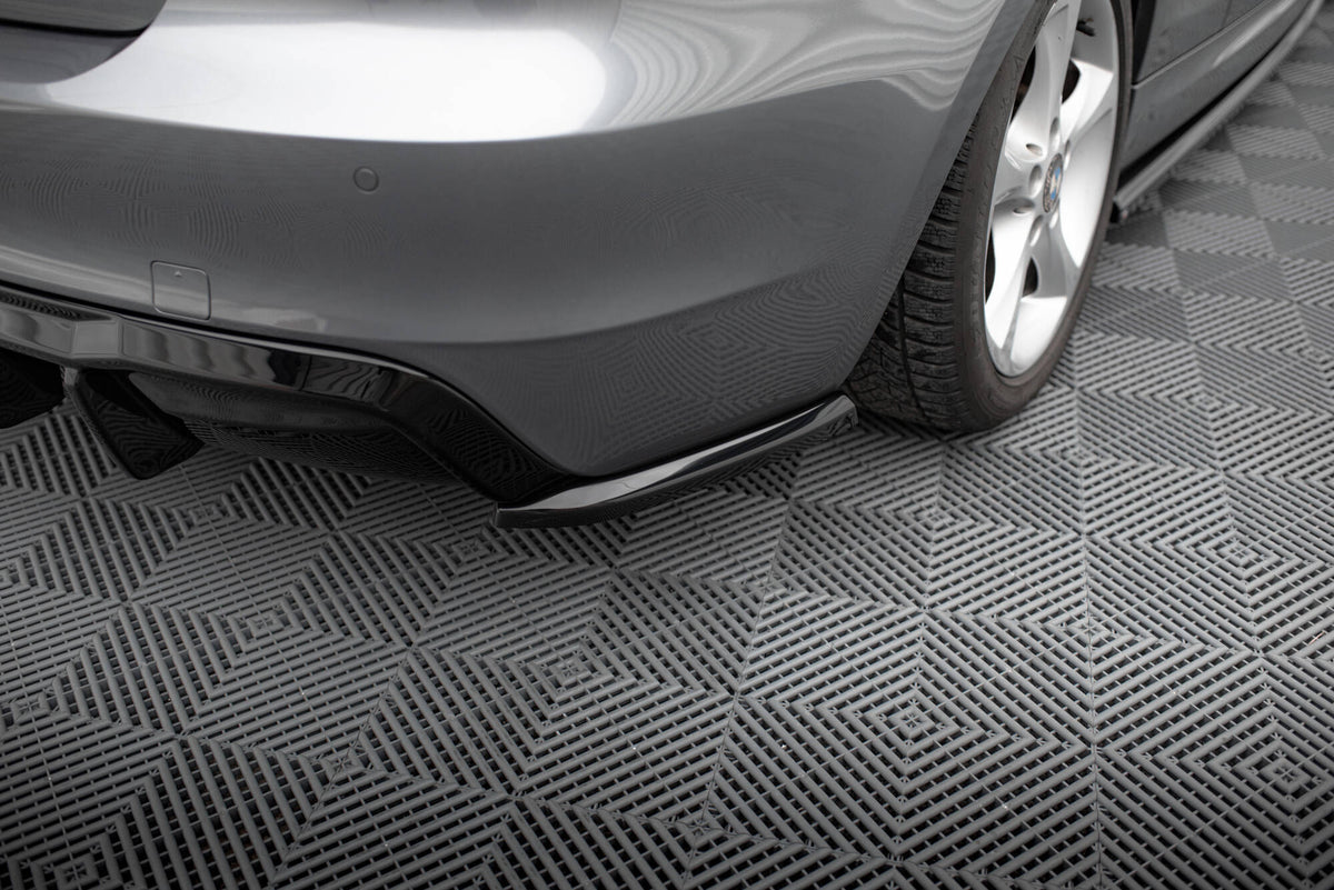 Sideflaps bak for BMW 1-serie M-Pakke E82 sett fra siden med synlig montering på støtfanger