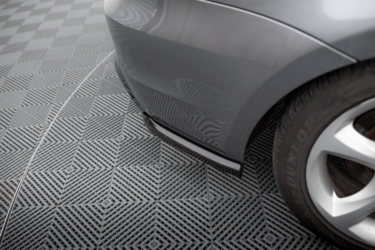 Sideflaps bak til BMW E82 M-Pakke vist fra skrå vinkel med aerodynamisk design i fokus