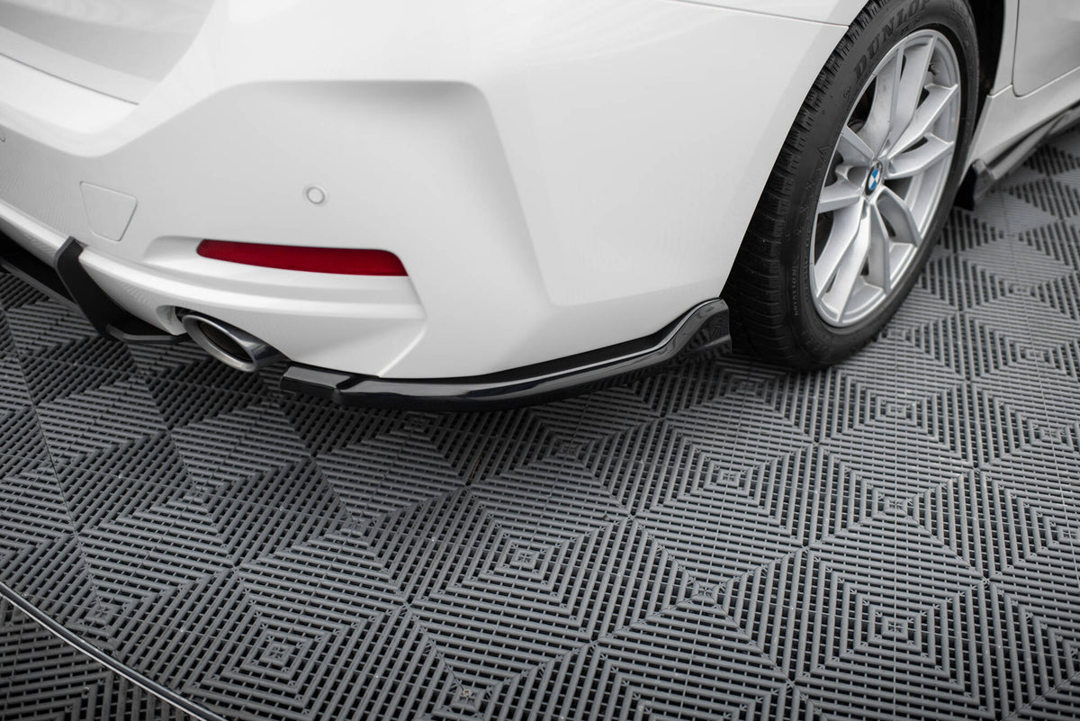 Sideflaps bak til BMW 3-Serie G20 Facelift i strukturert svart, sett ovenfra