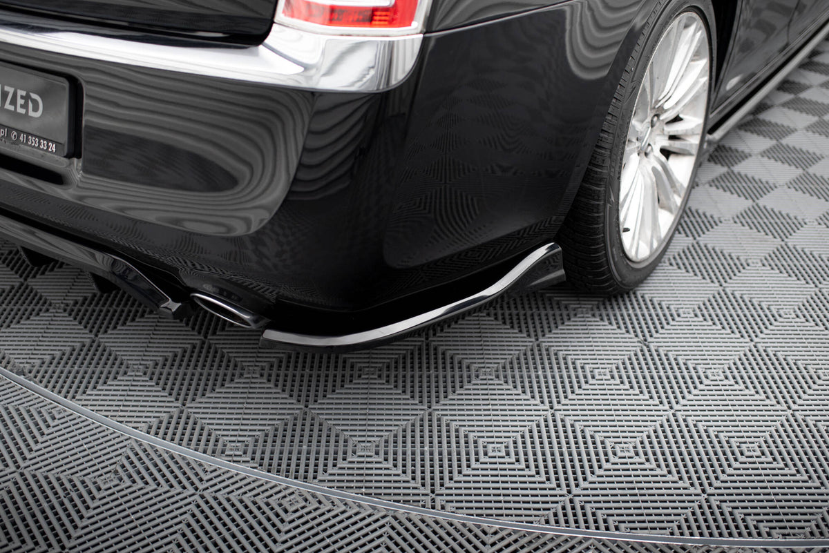 Nærbilde av sidesplitter bak for Chrysler 300 Mk2 med sort overflate