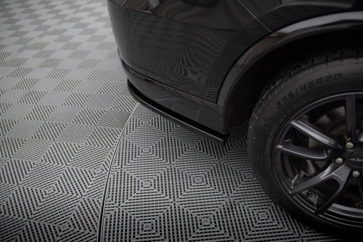 Nærbilde av bakre sidesplitter i ABS-plast til Dodge Durango SRT Mk3