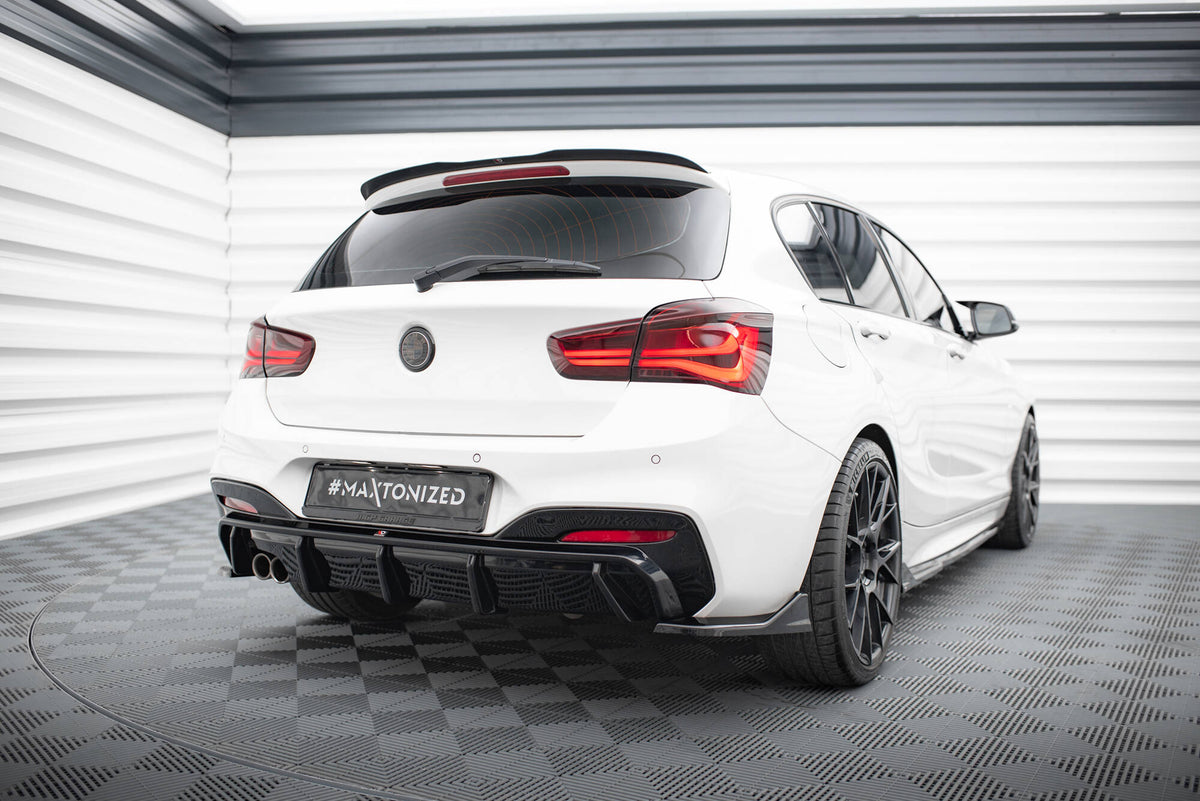 Nærbilde av sideflaps bak V.3 for BMW M140I F20 som fremhever aerodynamisk design