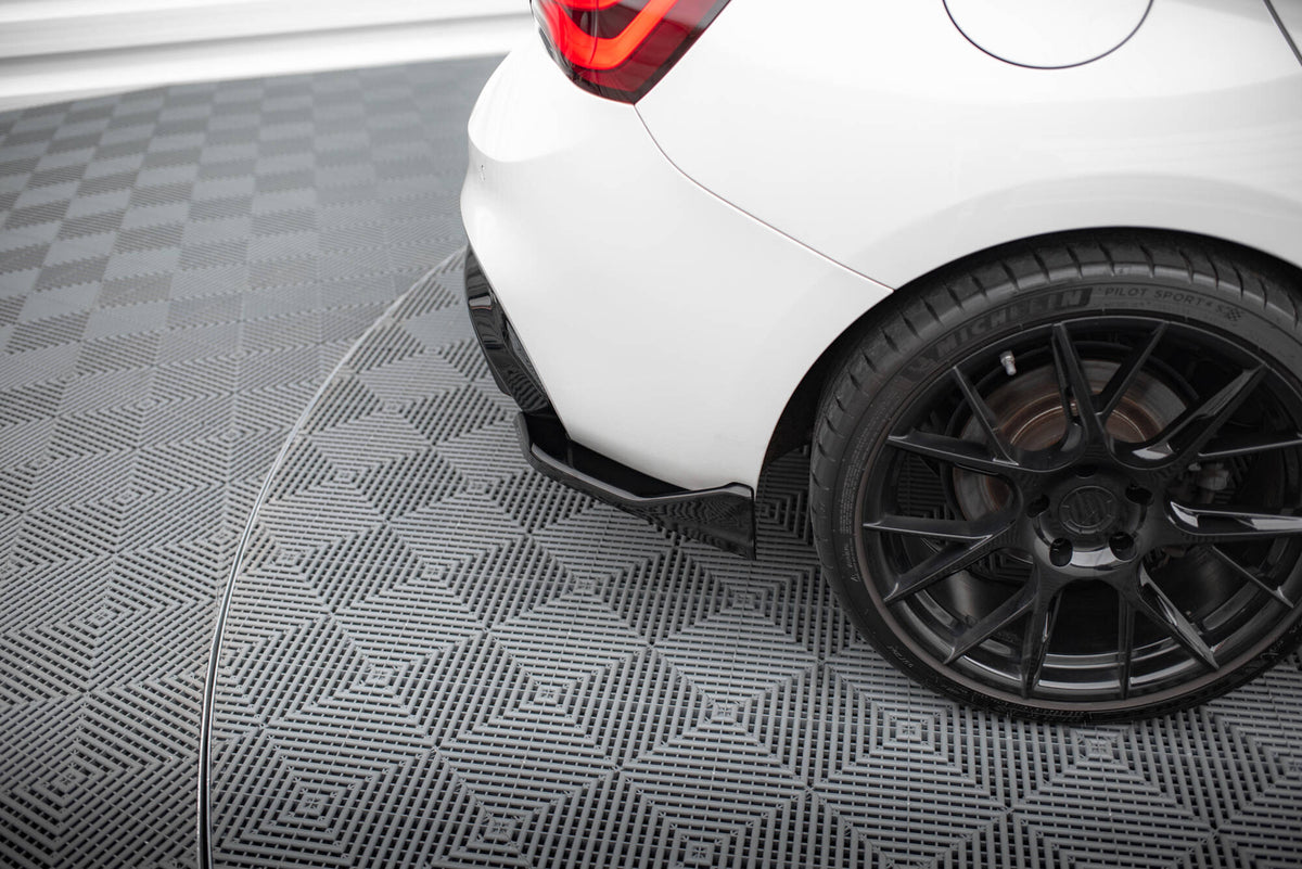 BMW 1 M-Pakke F20 Facelift med sideflaps bak V.3 sett fra skrått bakfra på venstre side