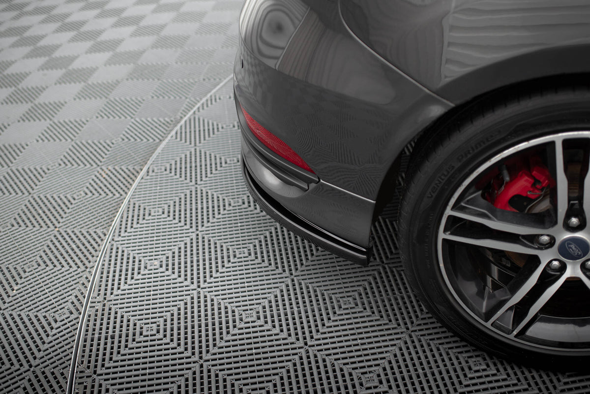 Sideflaps bak Ford Focus ST Mk3 facelift vist med monteringsutstyr