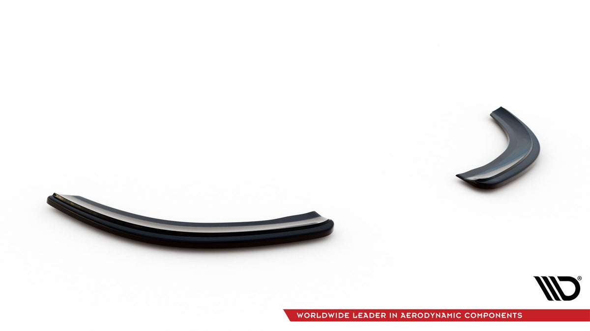 Bakre sideflap montert på Ford Focus ST i sort finish, sett bakfra