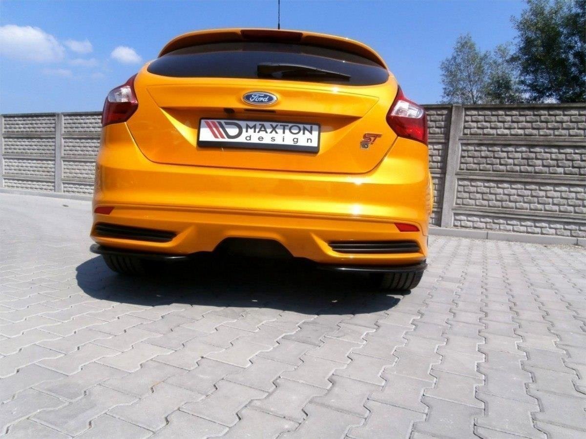 Bakre sideflaps til Ford Focus ST MK3 Hatchback i sort finish sett forfra