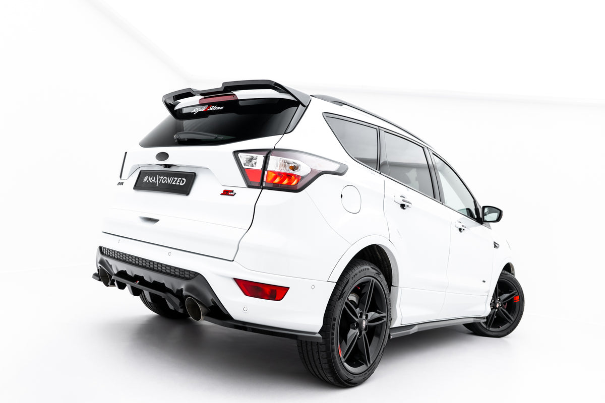 Nærbilde av sidesplitter bak på Ford Kuga ST-Line i blank sort finish