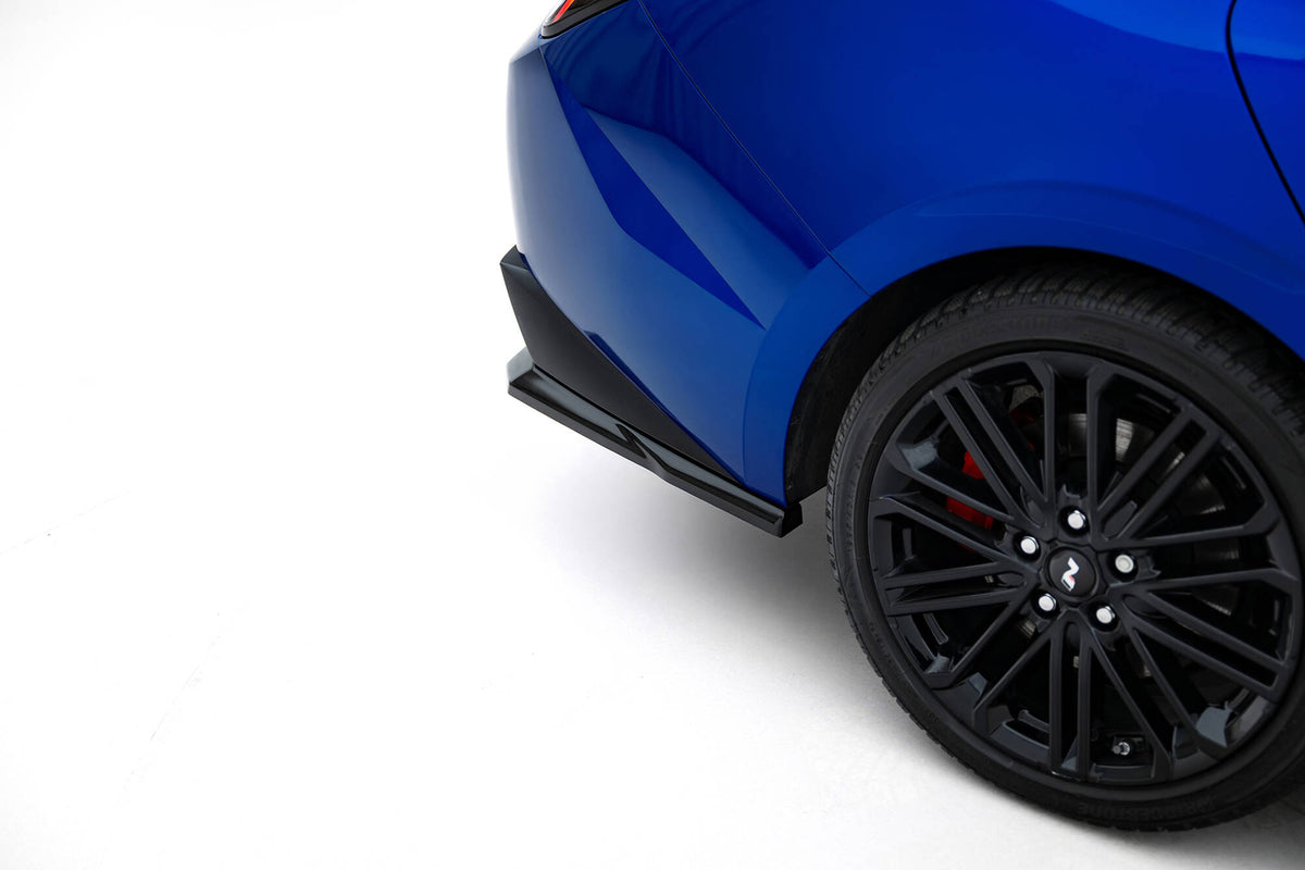 Maxton Design sideflap montert på bakre sideskjørt på Hyundai Elantra N i nærbilde