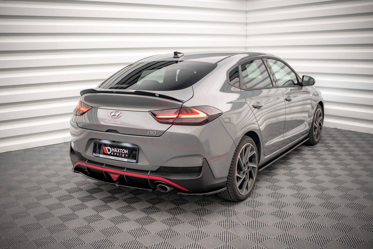 Sideflaps bak for Hyundai I30 Fastback N-Line Facelift montert på bil, sett fra skrå vinkel bakfra