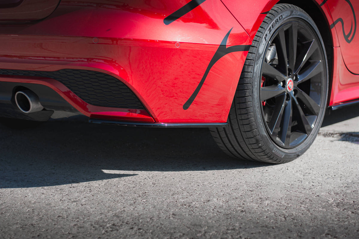Bakre sideflaps til Jaguar XE R-Dynamic X760 Facelift sett forfra i matt sort