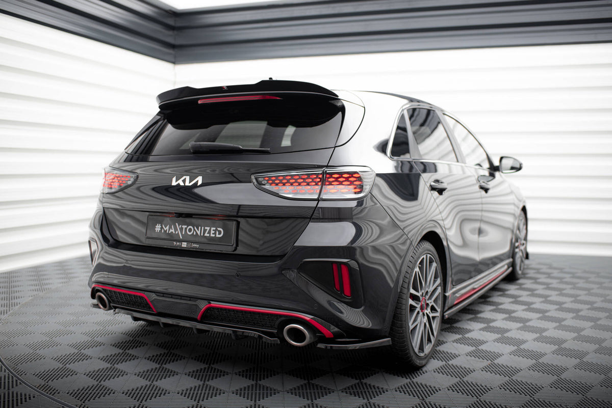 Bakre sidesplittere til Kia Ceed GT MK3, vist ovenfra på sort overflate