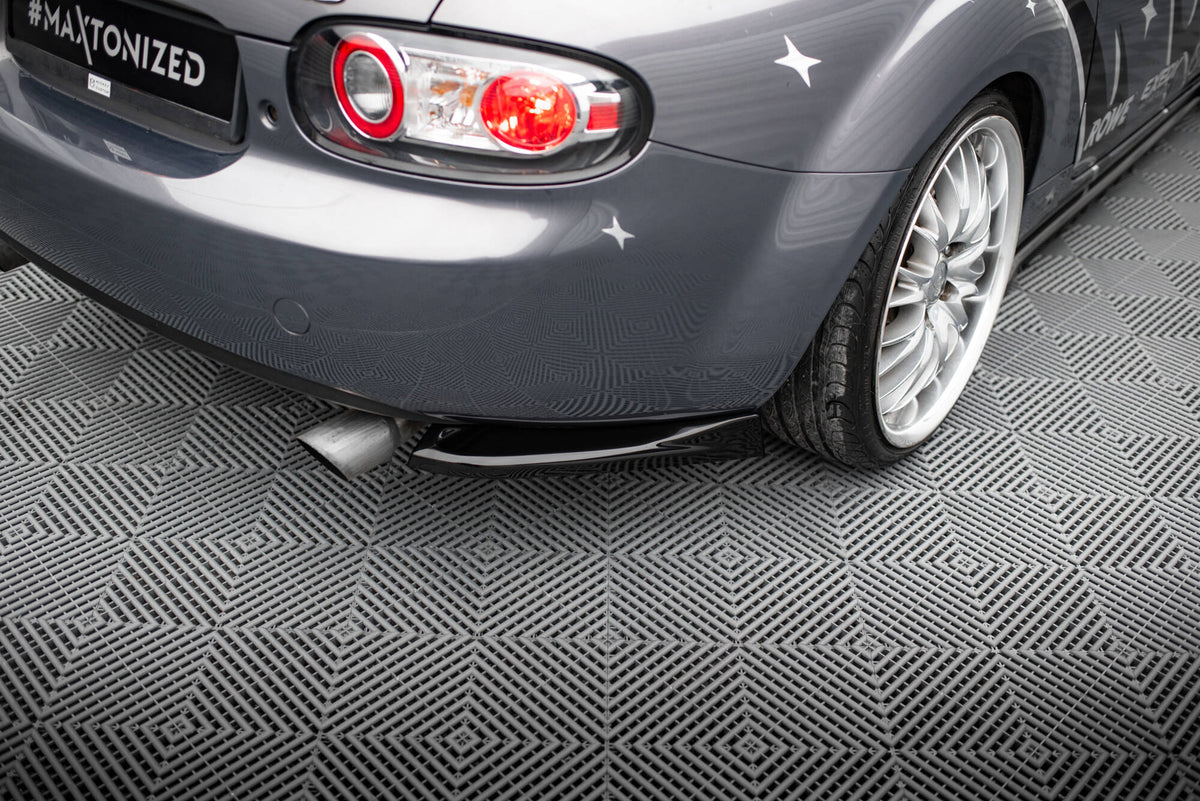 Bakre sideflaps til Mazda MX-5 NC i blank svart, sett ovenfra