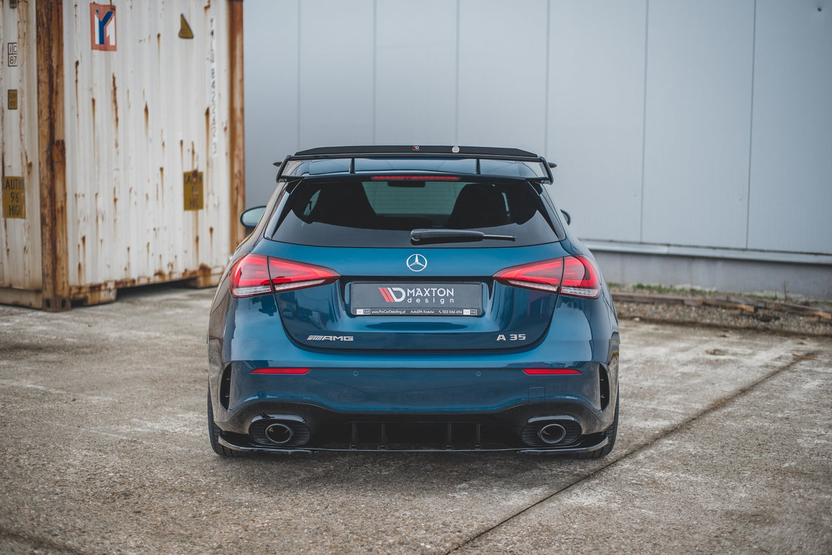 Bakre sideflap montert på Mercedes A35 AMG Hatchback, nærbilde av passform