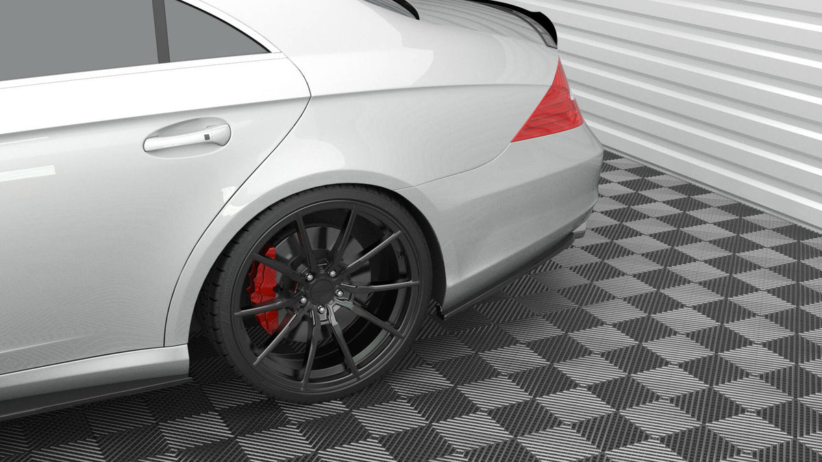 Nærbilde av bakre sideflap for Mercedes CLS C219 med sort overflate