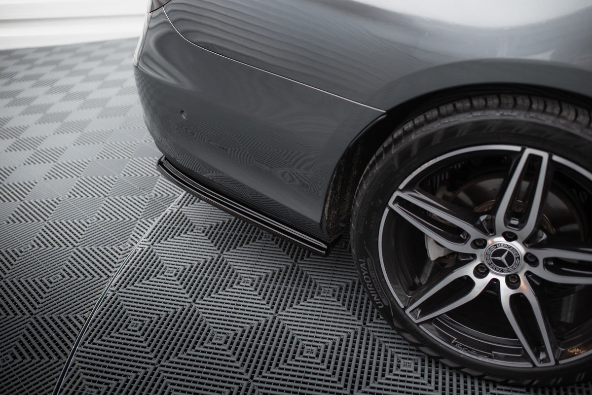 Sideflaps Mercedes W213 E43 AMG-Line fra M-Maxton mot hvit bakgrunn