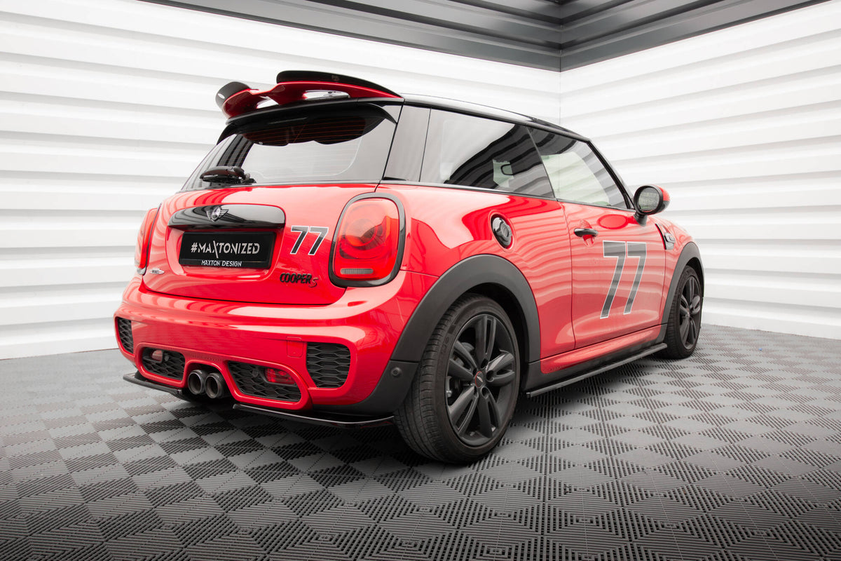 Nærbilde av bakre sidesplitter i strukturert sort ABS-plast for Mini JCW F56