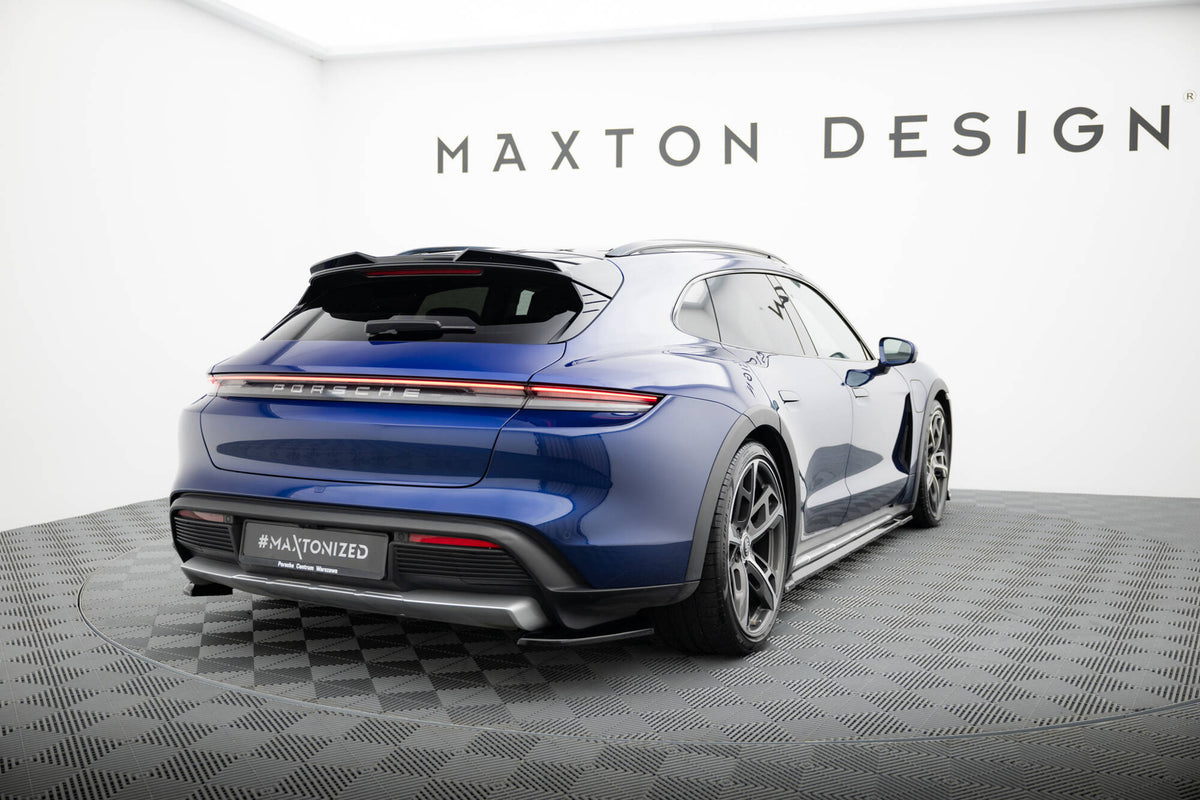 Maxton Design sideflaps bak montert på blå Porsche Taycan Cross Turismo 4S, nærbilde ved bakhjul