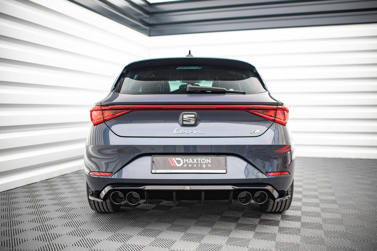 Bakre sideflap for Seat Leon FR MK4 i sort ABS-plast, nærbilde av overflate