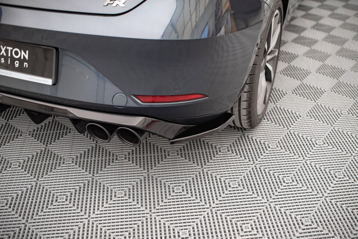 Sideflaps bak til Seat Leon FR Hatchback MK4 fra Maxton Design, sett forfra