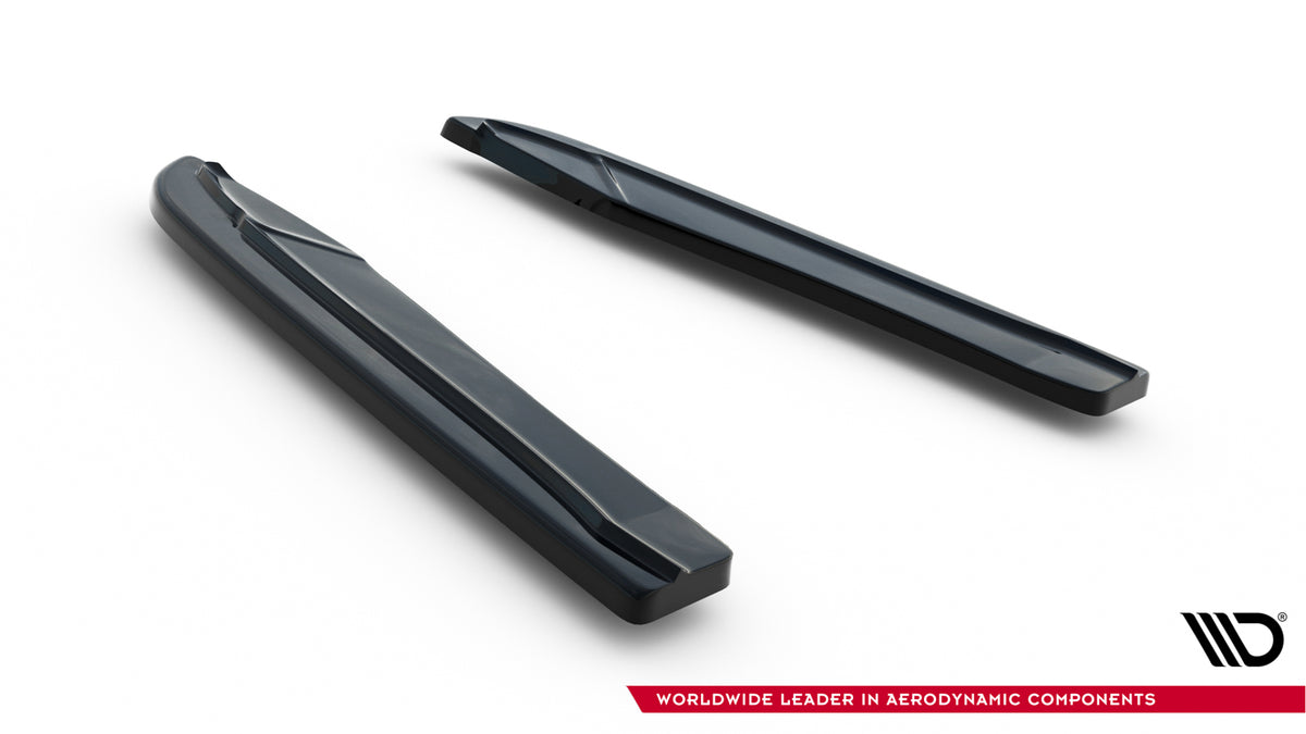 Produktbilde av bakre sideflaps til Skoda Octavia RS med inkludert dekorstripe