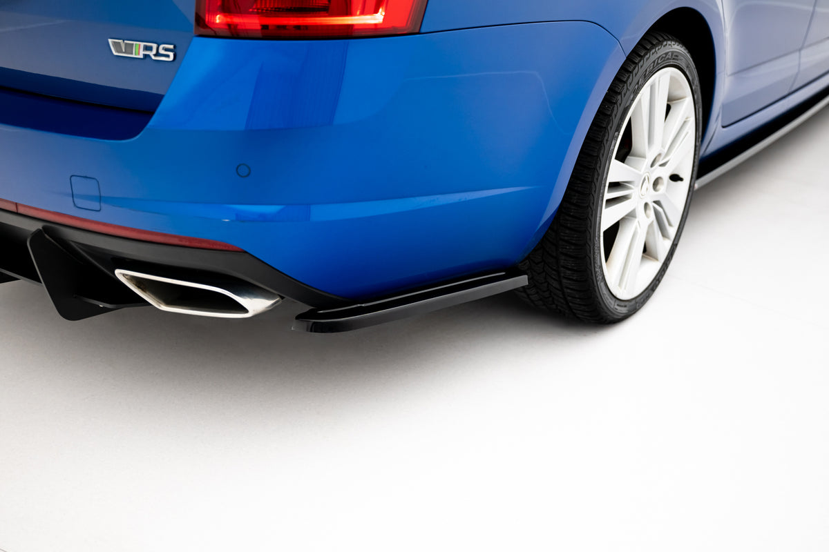 Bakre sideflaps fra Maxton Design montert på Skoda Octavia RS MK3, sett fra skrå vinkel