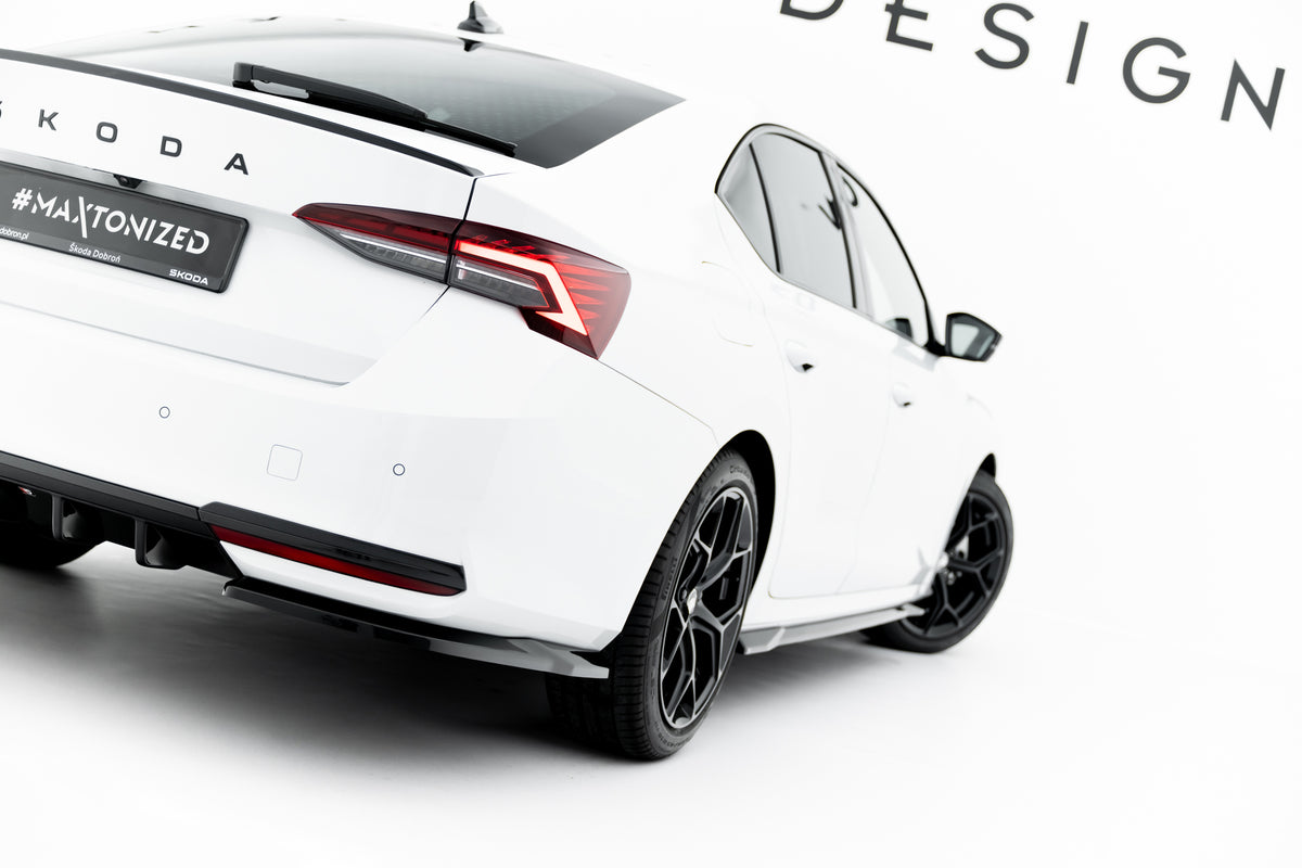 Sideflaps bak til Skoda Octavia Sportline MK4 Facelift i svart finish, sett ovenfra
