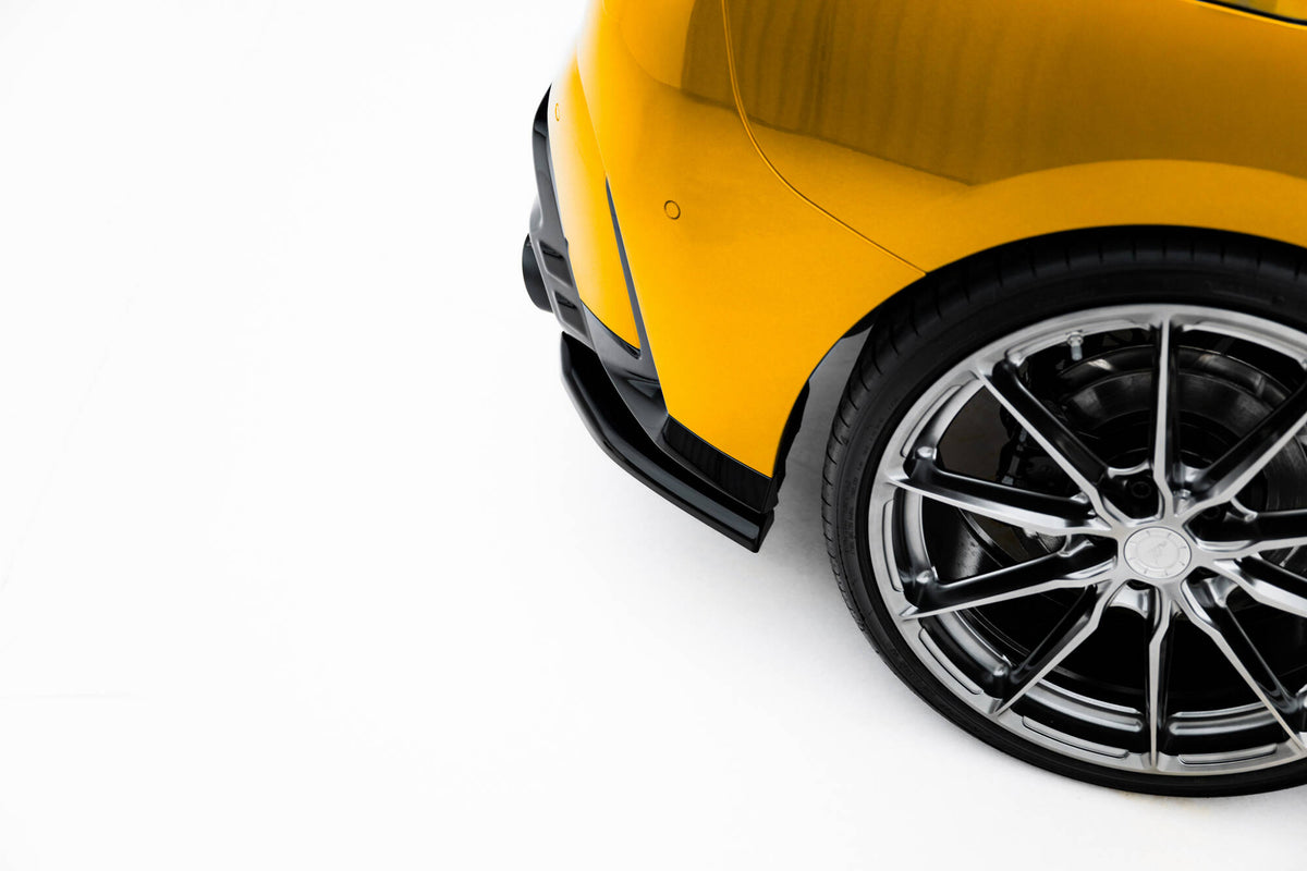 Nærbilde av Maxton Design sideflaps bak på BMW 1-serie F70 M-Pakke, sort matt finish