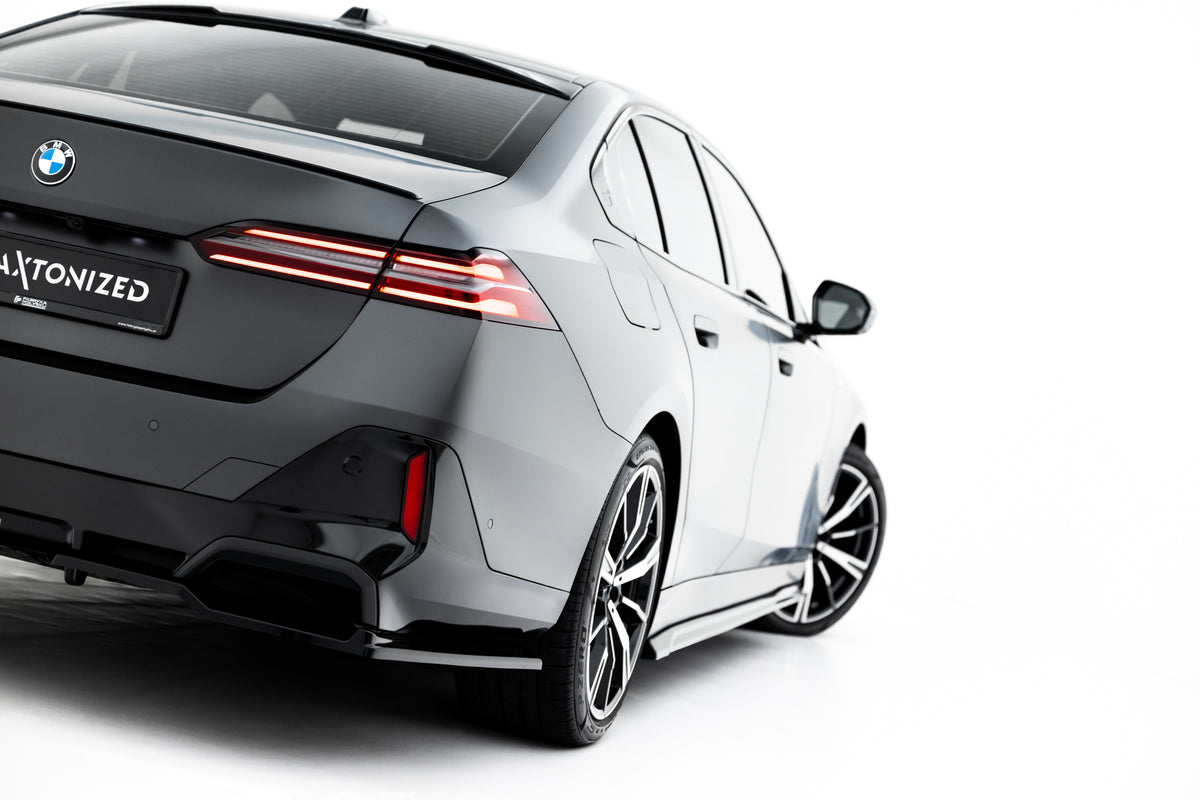 Nærbilde av Gloss Black sidesplitter bak til BMW 5 G60