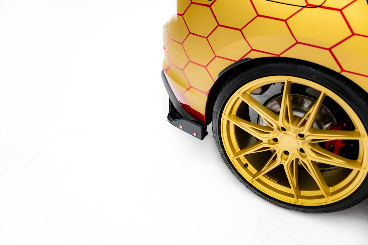 Street Pro flaps i matt sort til Golf GTI Clubsport Mk8 med monteringsskruer i sølv