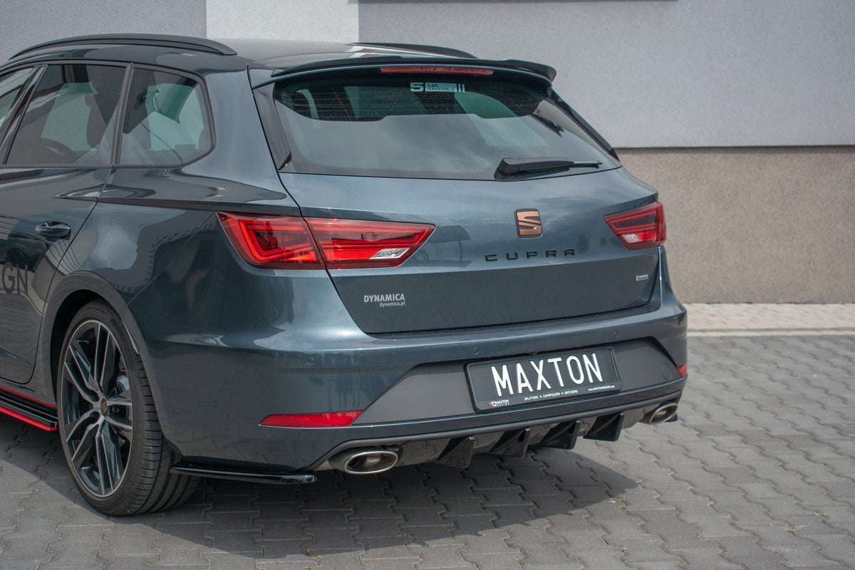 Nærbilde av bakre sideflap i svart ABS-plast for Seat Leon Cupra MK3 FL