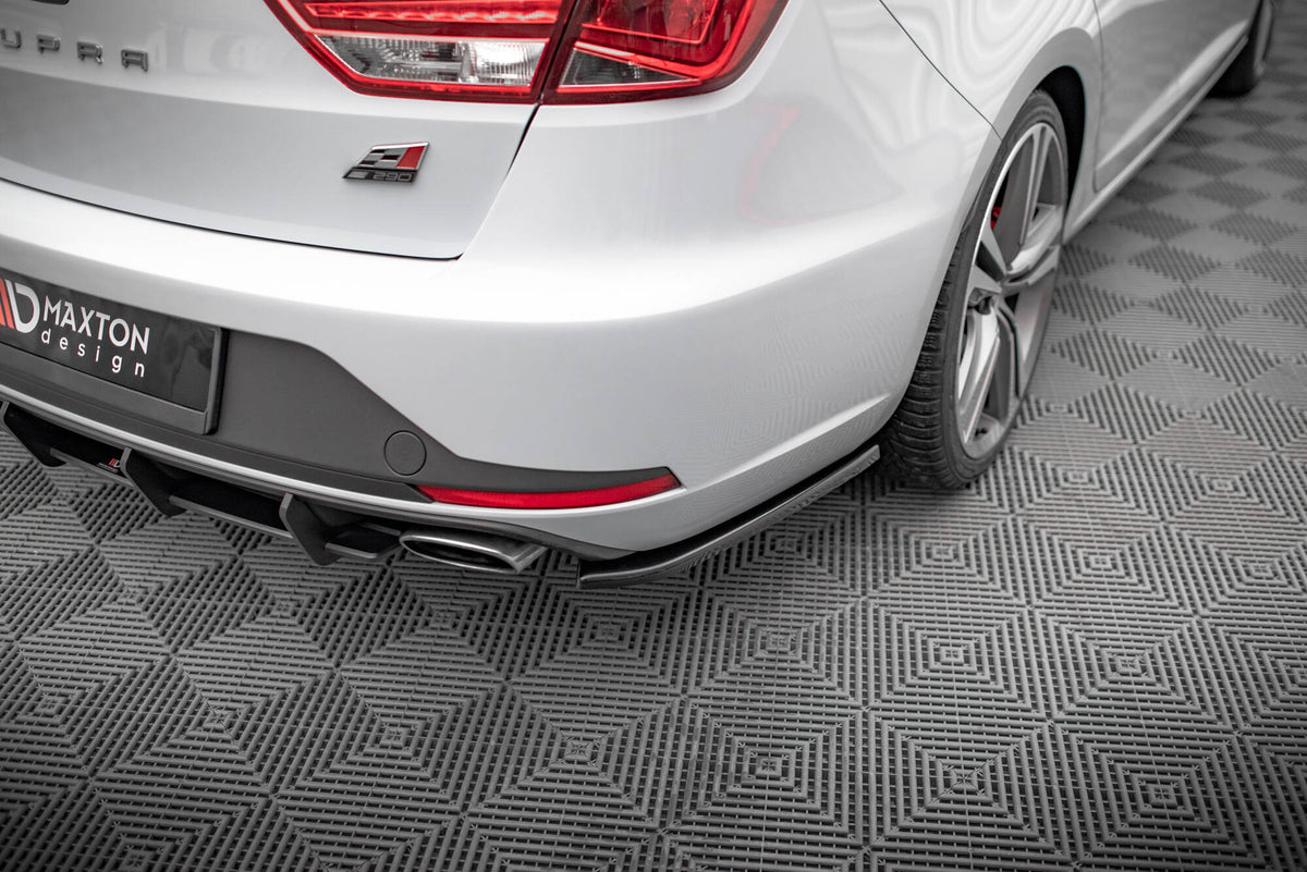 Bakre sidesplittere V.1 for Seat Leon Cupra Sportstourer MK3, nærbilde av overflaten