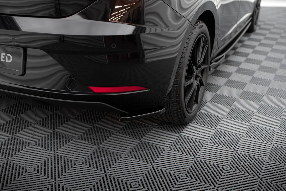 Sideflaps bak V.1 til Seat Leon MK3 Facelift montert på bakstøtfanger, skrå vinkel