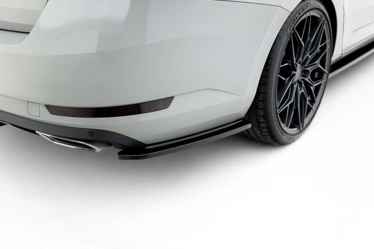 Sideflaps bak V.1 for Skoda Superb Mk3 i blank svart finish, sett ovenfra