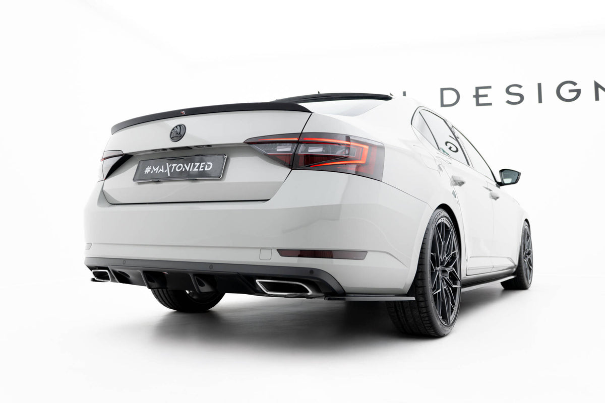 Nærbilde av sideflap i ABS-plast til Skoda Superb Mk3 bakre støtfanger