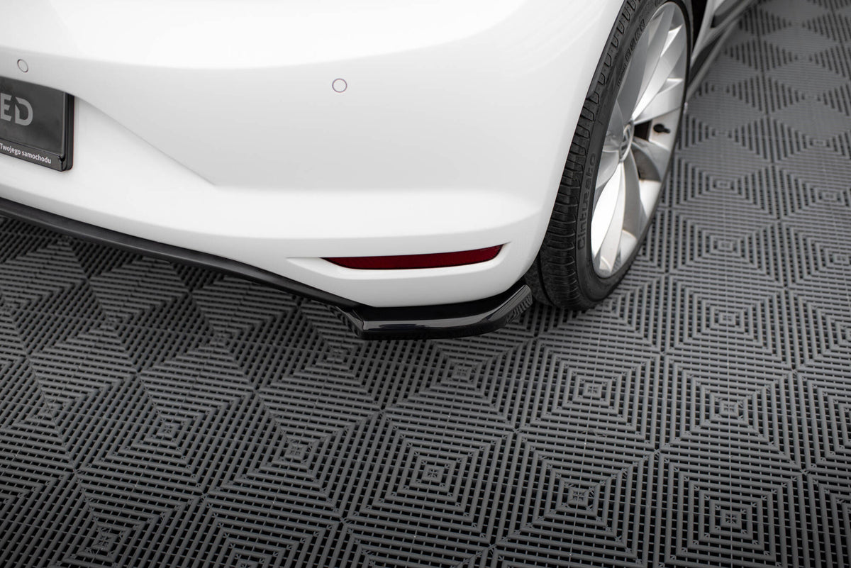 Sideflap bak montert på Volkswagen Scirocco Facelift, skrå vinkel fra høyre