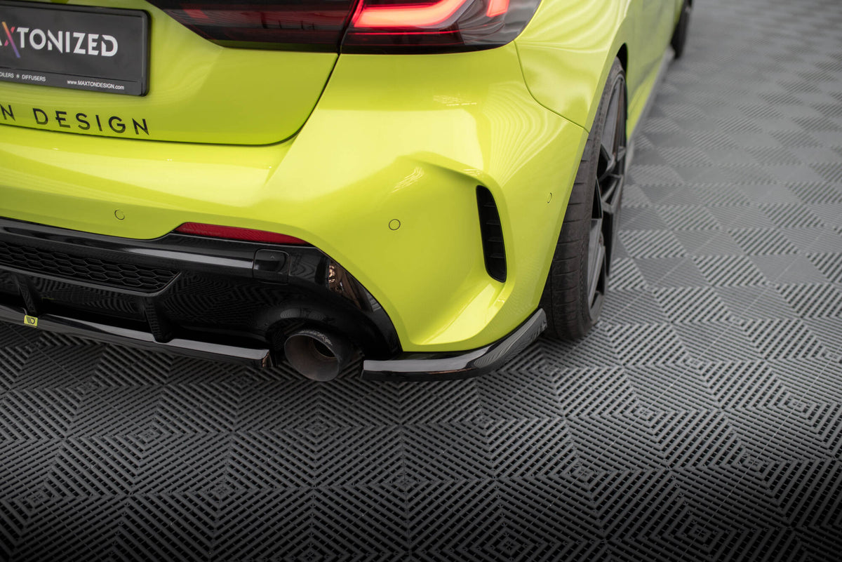 M-Maxton sideflaps bak V.11 til BMW 1-serie F40 M-Pakke – frontvinkel