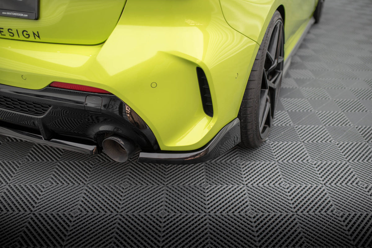 M-Maxton sideflaps bak V.12 til BMW 1-serie F40 M-Pakke – frontvinkel