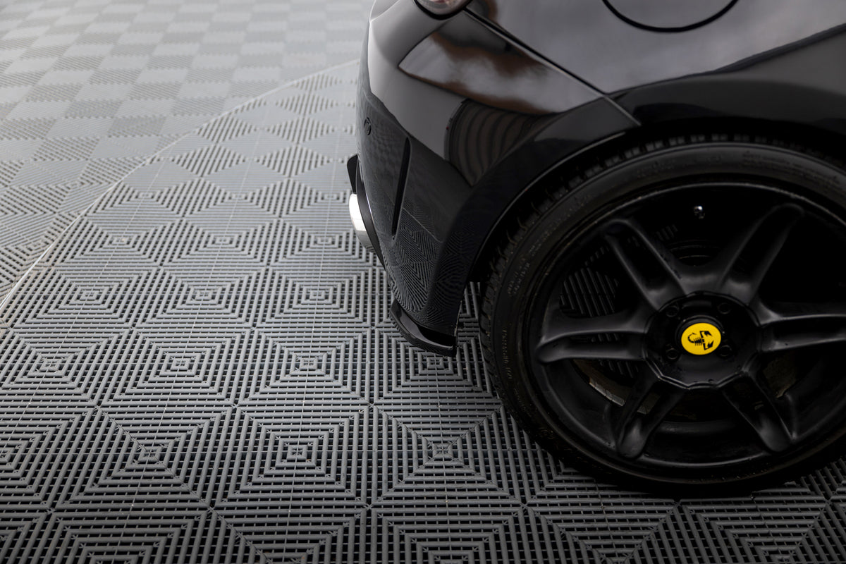 Nærbilde av bakre sideflap V.2 i ABS-plast for Abarth 500