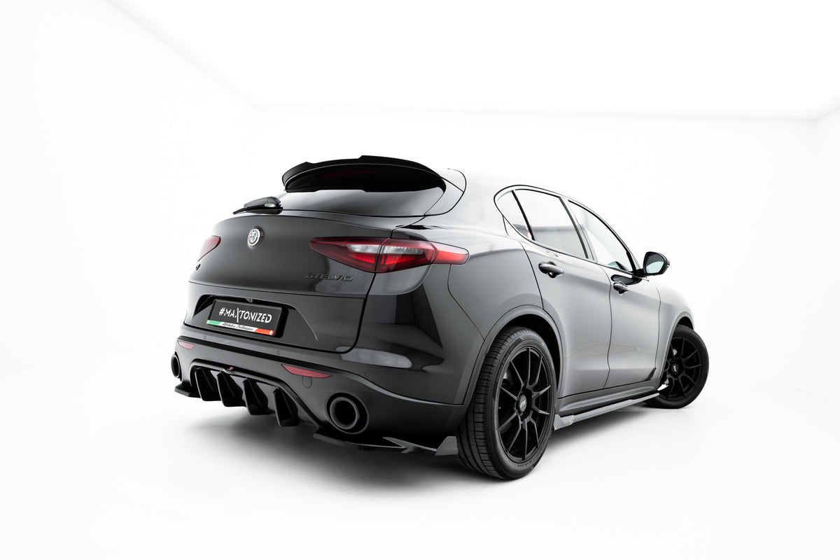 Maxton Design sideflap i ABS-plast for Stelvio MK1 i nærbilde