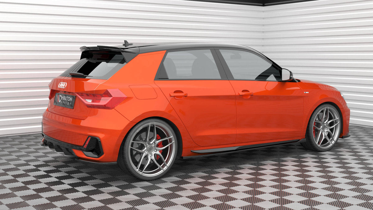 Venstre og høyre sideflap til Audi A1 S-Line GB lagt ved siden av hverandre